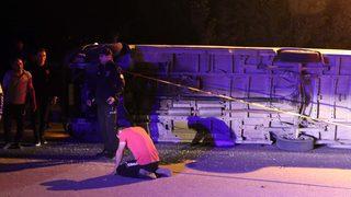 GÜNCELLEME - Uşak'ta minibüs devrildi, 1 kişi öldü, 14 kişi yaralandı