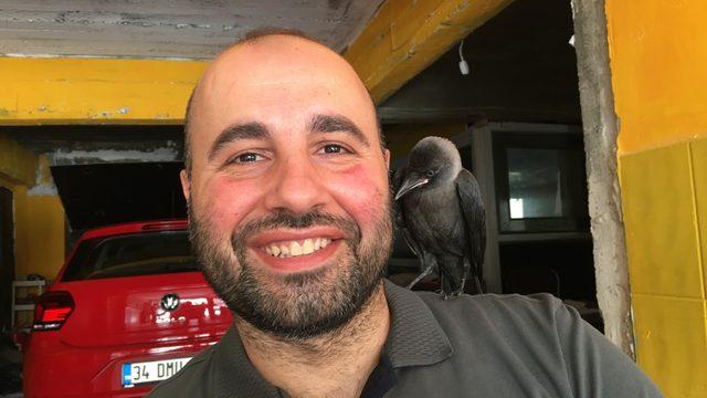 Otopark işletmecisinin karga ile dostluğu görenleri şaşırtıyor