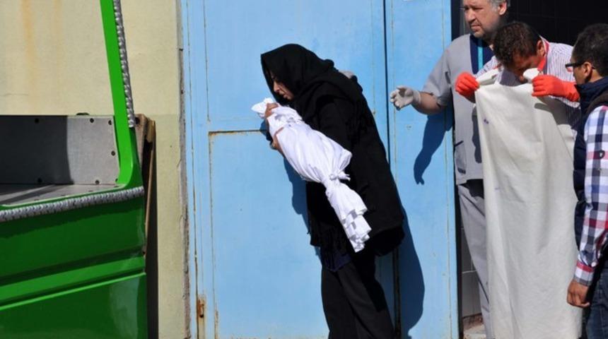 Boğulan 7 aylık bebeğine son kez sarıldı