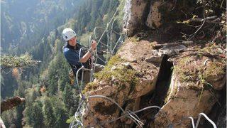 Çelik ağlarla örülmüştü! Sümela Manastırı'na giden yolda taş koptu, 2 kişi yaralandı