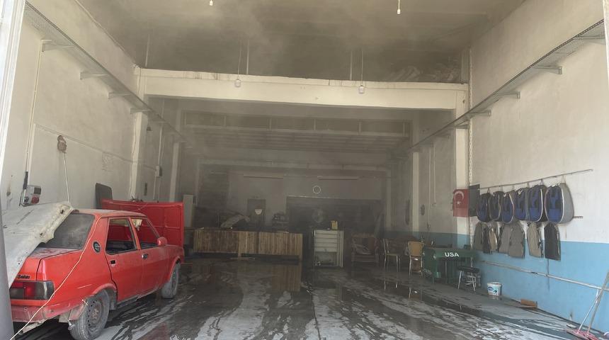 Malatya'da iş yerinde çıkan yangında 2 kişi dumandan etkilendi