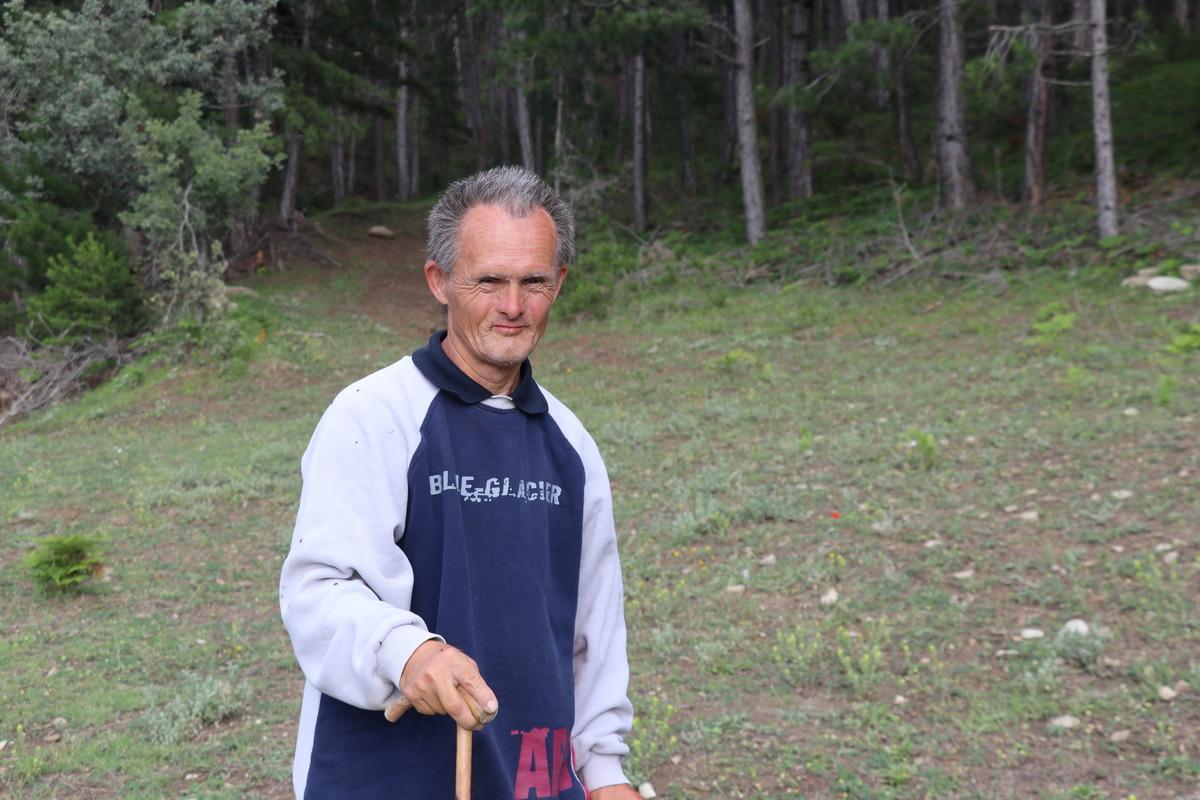 Engelli oğluyla 40 yıldır &ccedil;obanlık yapıyor