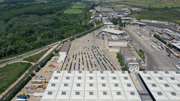 Yıllık izinlerini memleketlerinde geçirecek gurbetçiler vatanlarına ulaşmanın mutluluğunu yaşıyor G3