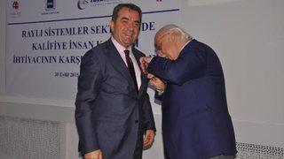 Bakan Avcı kapalı ceket cebini bıçakla açıp kalem koydu