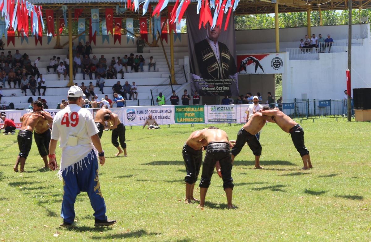 Sakarya'da 57. Akbalık Yağlı G&uuml;reşleri başladı