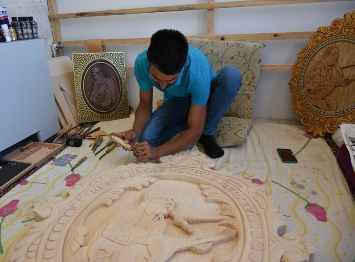 Köyünde başladığı ahşap el oymacılığını Kırşehir'deki zanaatkarlar çarşısında yaşatıyor G1