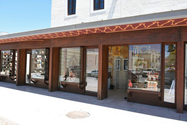 Köyünde başladığı ahşap el oymacılığını Kırşehir'deki zanaatkarlar çarşısında yaşatıyor G2