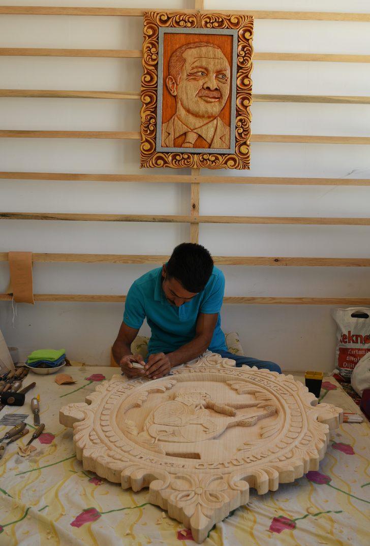 Köyünde başladığı ahşap el oymacılığını Kırşehir'deki zanaatkarlar çarşısında yaşatıyor G3