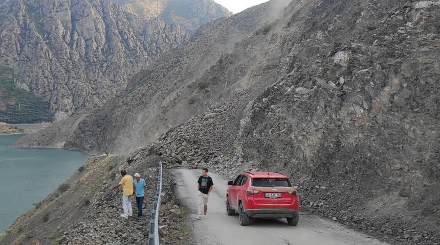 Artvin'de heyelan nedeniyle köy yolu ulaşıma kapandı