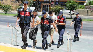 Antalya'da 2 şüpheli, çaldıkları otomobilin plakalarını değiştirirken yakalandı