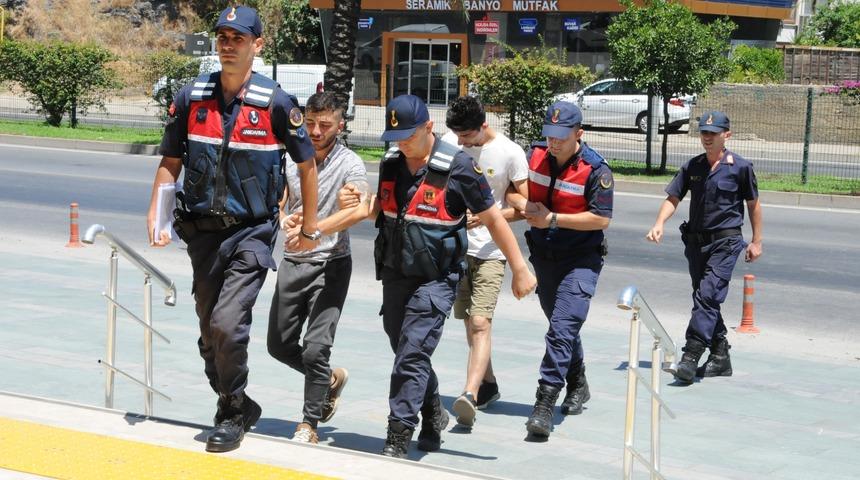 Antalya'da 2 şüpheli, çaldıkları otomobilin plakalarını değiştirirken yakalandı
