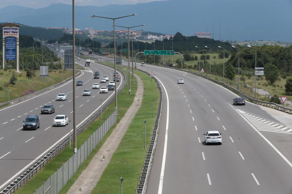 Bayram tatilinden d&ouml;nenler Anadolu Otoyolu'nun Bolu ge&ccedil;işinde akıcı yoğunluk oluşturuyor