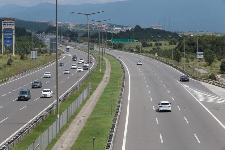 Bayram tatilinden dönenler Anadolu Otoyolu'nun Bolu geçişinde akıcı yoğunluk oluşturuyor G1