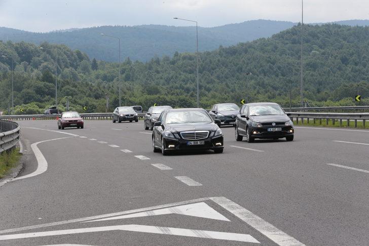 Bayram tatilinden dönenler Anadolu Otoyolu'nun Bolu geçişinde akıcı yoğunluk oluşturuyor G3