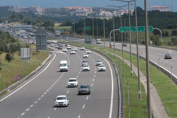 Bayram tatilinden dönenler Anadolu Otoyolu'nun Bolu geçişinde akıcı yoğunluk oluşturuyor G4