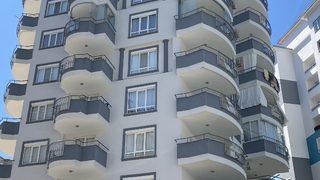 Balkondan çarşafla inmeye çalışırken 10. kattan düştüğü öne sürülen genç kadın öldü