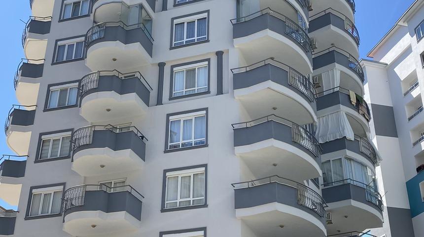 Balkondan çarşafla inmeye çalışırken 10. kattan düştüğü öne sürülen genç kadın öldü