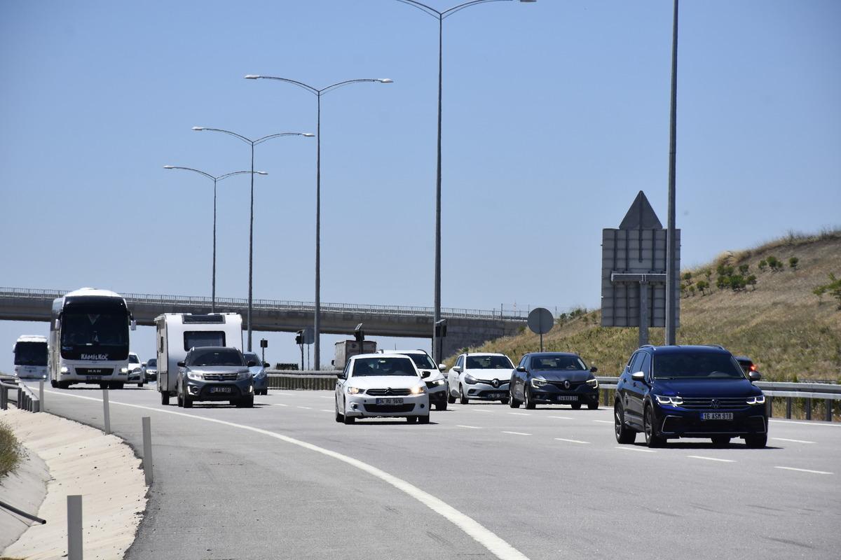 İstanbul-İzmir Otoyolu'nda hafta sonunda tatil d&ouml;n&uuml;ş&uuml; yoğunluğu yaşandı