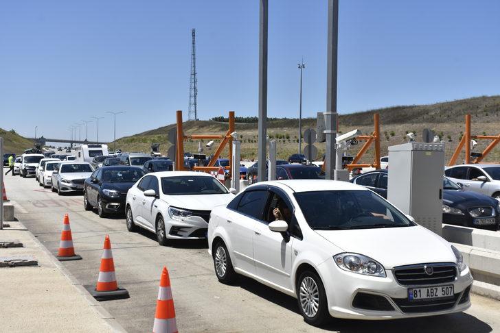 İstanbul-İzmir Otoyolu'nda hafta sonunda tatil dönüşü yoğunluğu yaşandı G3