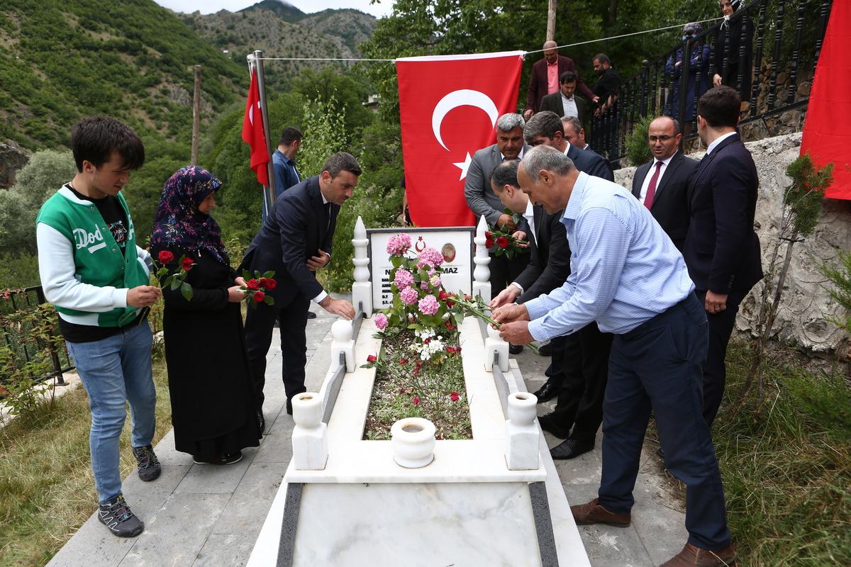 Şehit &ouml;ğretmen Necmettin Yılmaz kabri başında anıldı