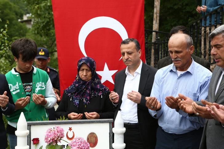 Şehit öğretmen Necmettin Yılmaz kabri başında anıldı G2