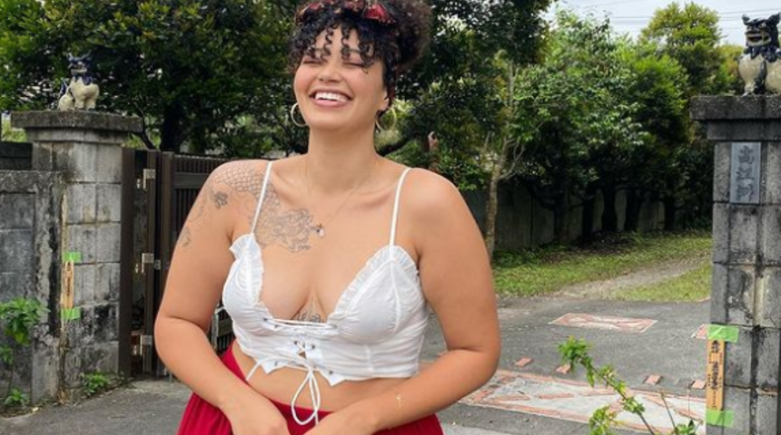 Büyük beden model moda kalıplarına meydan okudu! “Kilo vermelisin” eleştirilerine bikinili paylaşımıyla cevap verdi