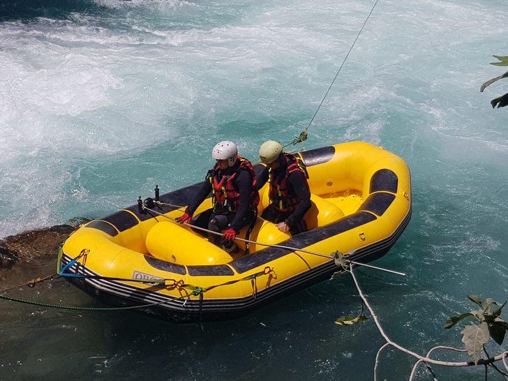 Müküs Çayı'na düşen hemşireyi arama çalışmaları su altı kamerasıyla sürüyor G1