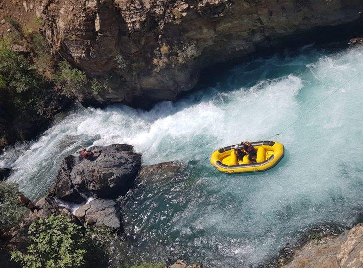 Müküs Çayı'na düşen hemşireyi arama çalışmaları su altı kamerasıyla sürüyor G3