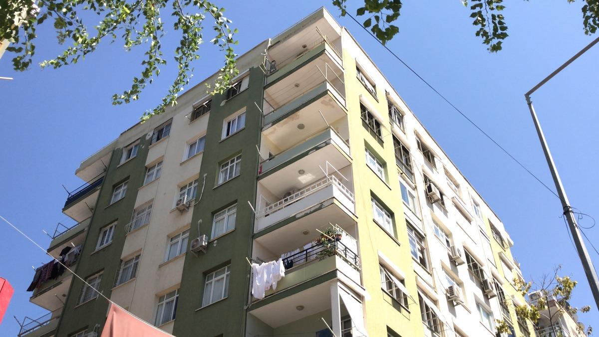 Adana'da 5'inci kattan toprak zemine d&uuml;şen bebek yaralı kurtuldu