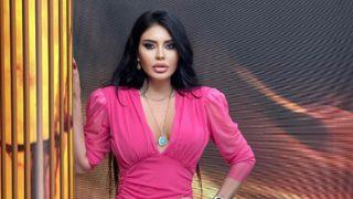 Şarkıcı Ebru Polat asansörde iç çamaşırsız ayna pozuyla olay yarattı