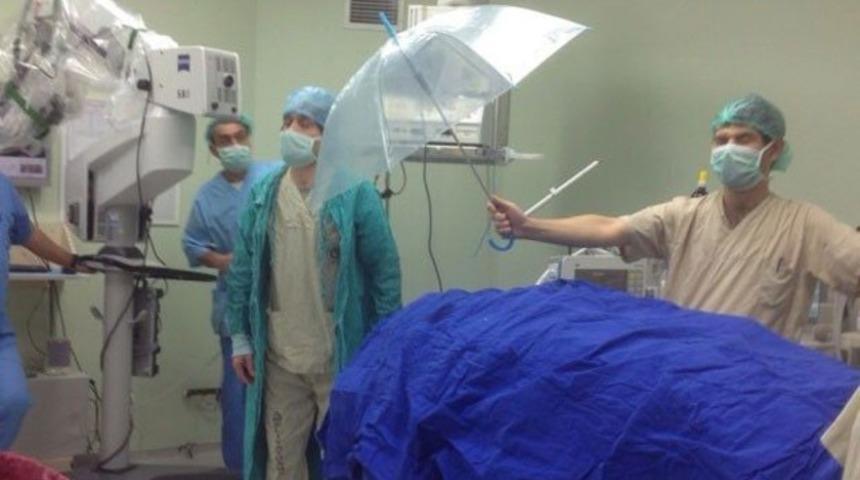 Ameliyatta 'şemsiyeli koruma' olay yarattı