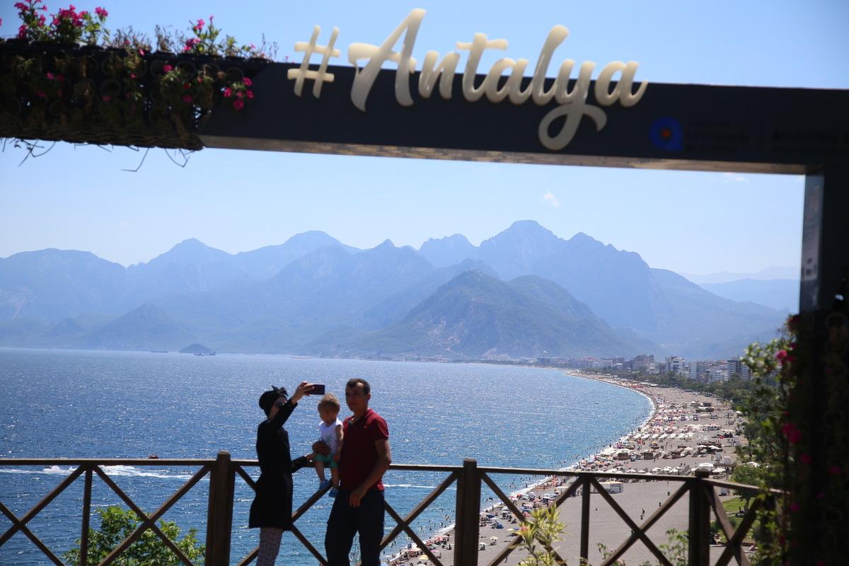 Antalya sahillerinde bayram tatili yoğunluğu s&uuml;rd&uuml;
