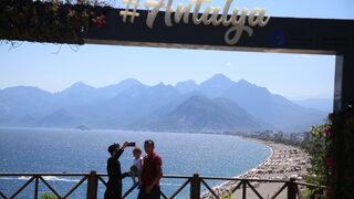 Antalya sahillerinde bayram tatili yoğunluğu sürdü