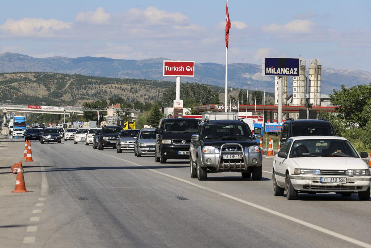 Tatilcilerin d&ouml;n&uuml;ş trafiği hızlandı