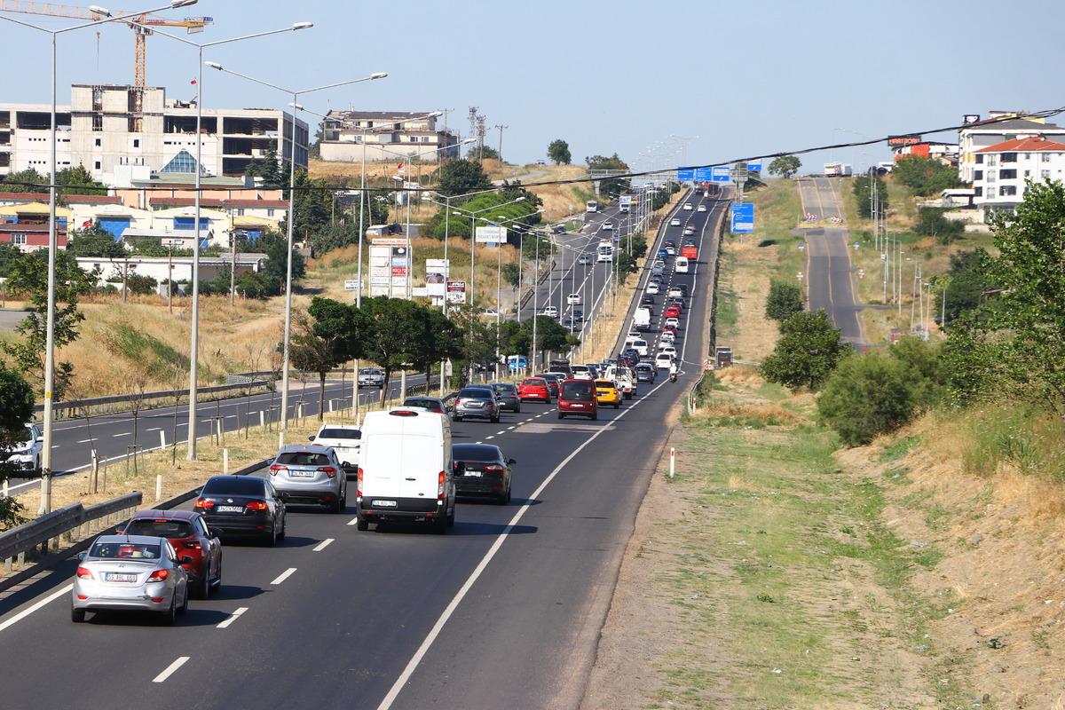 Tekirdağ-İstanbul yolunda tatil d&ouml;n&uuml;ş&uuml; yoğunluğu