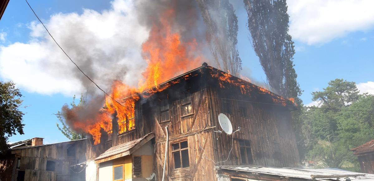 Bolu'da 2 katlı ahşap ev yangında kullanılamaz hale geldi