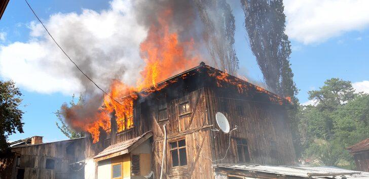 Bolu'da 2 katlı ahşap ev yangında kullanılamaz hale geldi G1