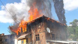 Bolu'da 2 katlı ahşap ev yangında kullanılamaz hale geldi