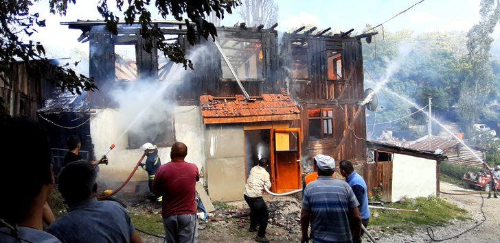 Bolu'da 2 katlı ahşap ev yangında kullanılamaz hale geldi G2