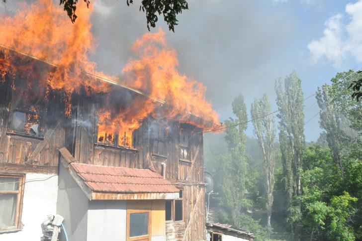 Bolu'da 2 katlı ahşap ev yangında kullanılamaz hale geldi G5
