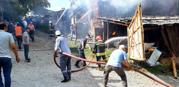 Bolu'da 2 katlı ahşap ev yangında kullanılamaz hale geldi G3