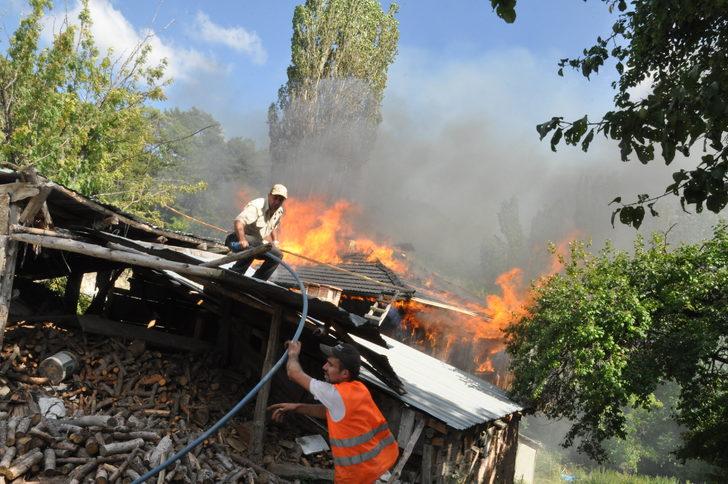 Bolu'da 2 katlı ahşap ev yangında kullanılamaz hale geldi G4