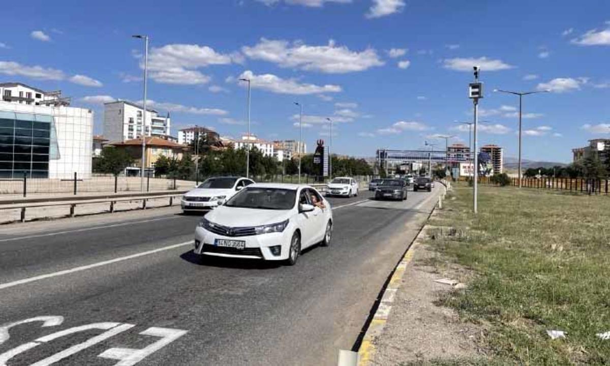 "Kilit kavşak" Kırıkkale'de tatil d&ouml;n&uuml;ş&uuml; yoğunluk yaşanıyor