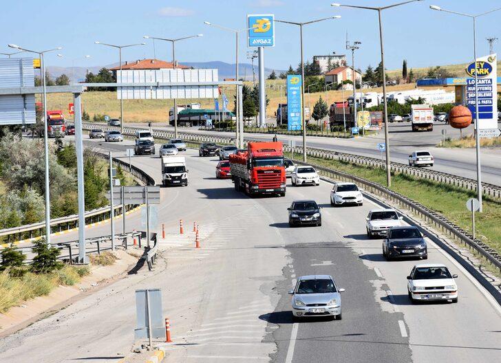 "Kilit kavşak" Kırıkkale'de tatil dönüşü yoğunluk yaşanıyor G2