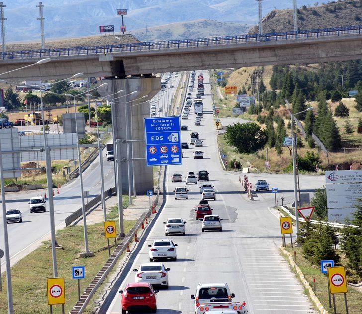 "Kilit kavşak" Kırıkkale'de tatil dönüşü yoğunluk yaşanıyor G3