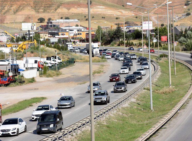 "Kilit kavşak" Kırıkkale'de tatil dönüşü yoğunluk yaşanıyor G5