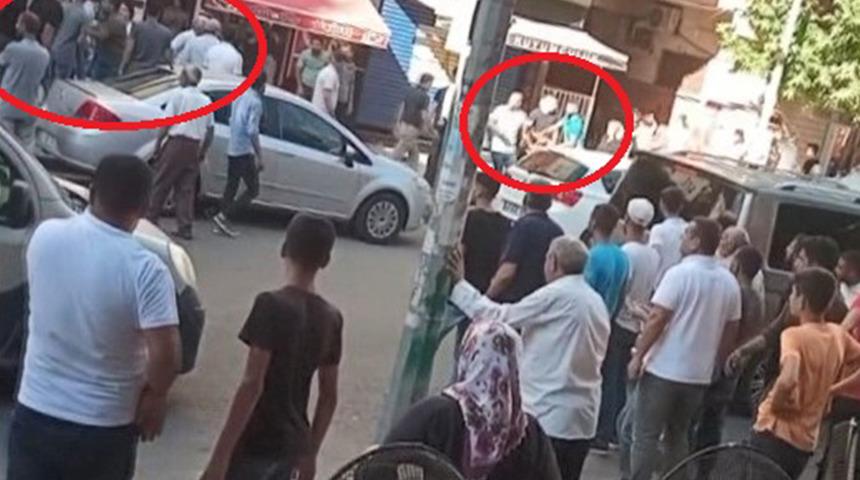 Çocukların kavgasına aileler de karıştı! Taş ve sopayla birbirlerine girdiler...