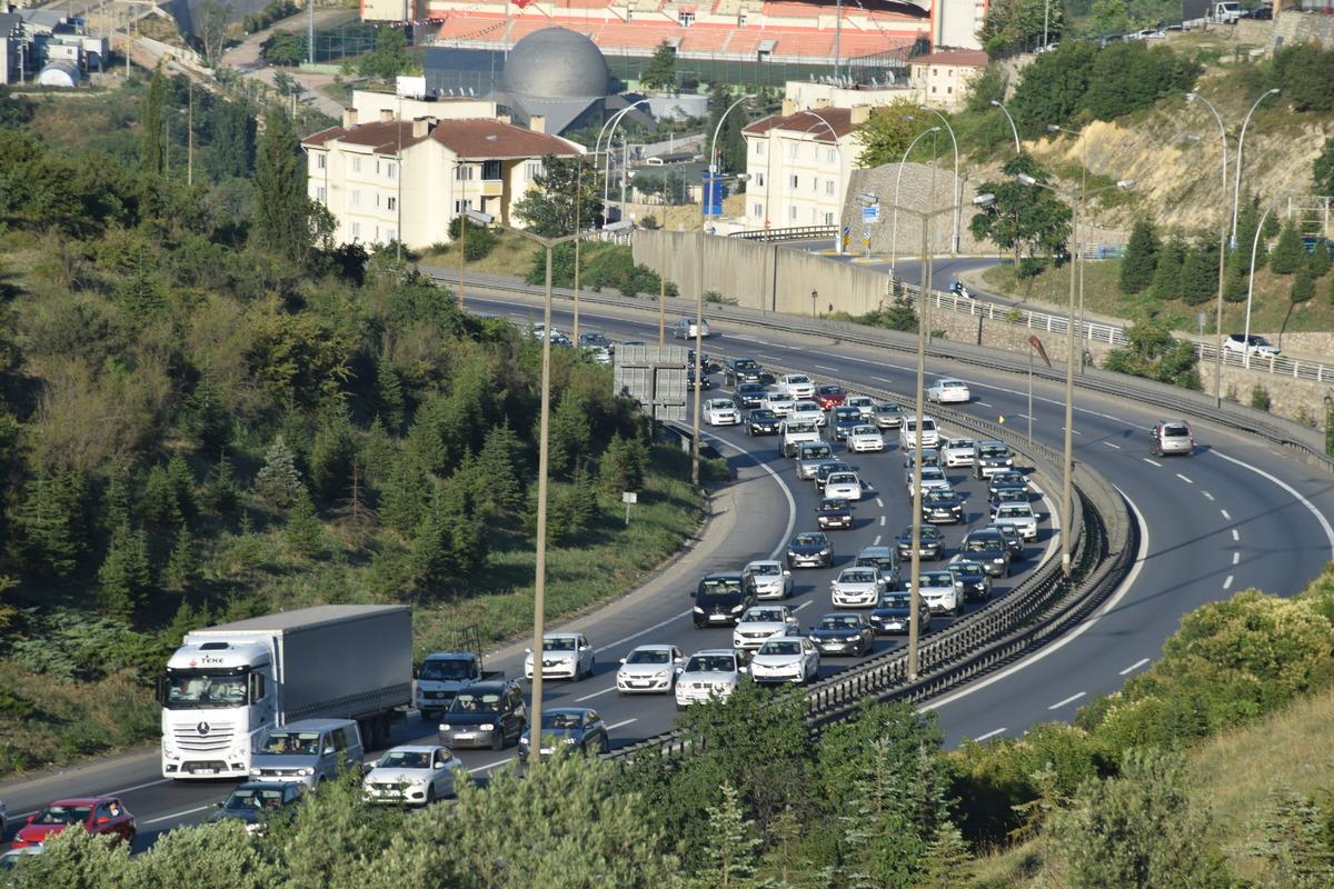Anadolu Otoyolu'nda tatil d&ouml;n&uuml;ş&uuml; yoğunluğu
