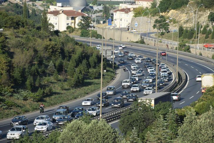 Anadolu Otoyolu'nda tatil dönüşü yoğunluğu G3