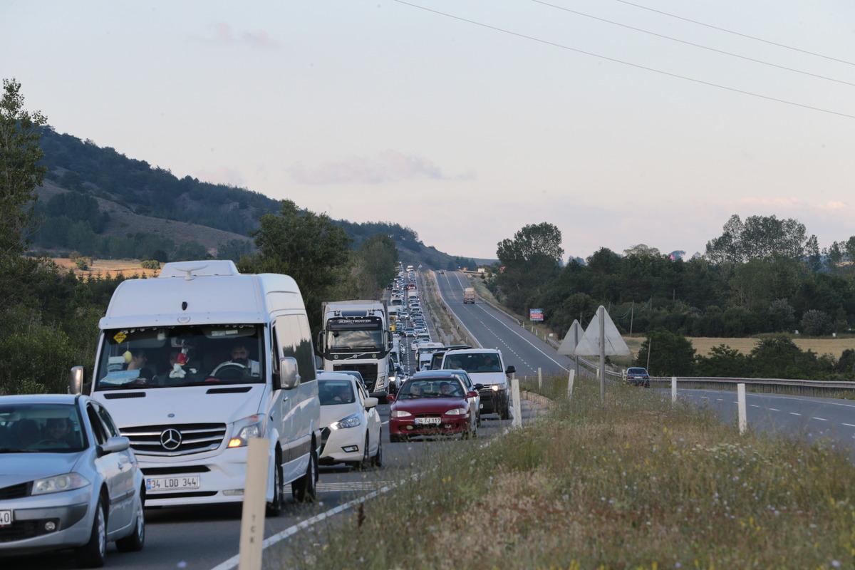 Gerede-Karadeniz bağlantı yolunda tatil d&ouml;n&uuml;ş&uuml; yoğunluk yaşanıyor